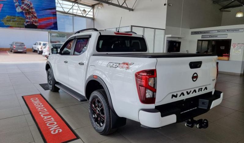 
								Nissan Navara 2.5D Pro-4X D Cab 4X4 At full									