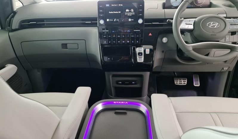 
								Hyundai Staria 2.2D Luxury 9 Seater At full									