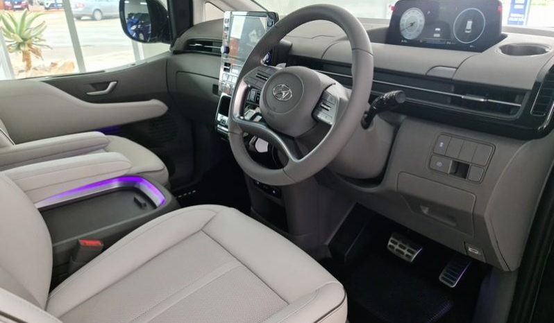 
								Hyundai Staria 2.2D Luxury 9 Seater At full									