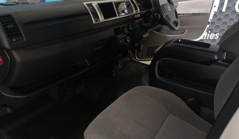 
								Toyota Quantum 2.5 D-4D 10-Seater Bus full									