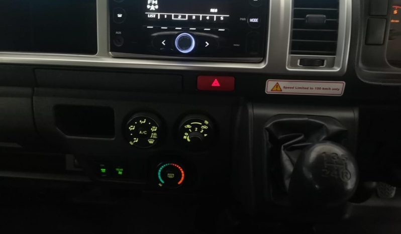 
								Toyota Quantum 2.5 D-4D 10-Seater Bus full									