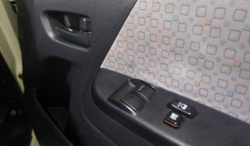 
								Toyota Quantum 2.5 D-4D 10-Seater Bus full									