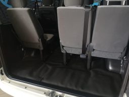 
										Toyota Quantum 2.5 D-4D 10-Seater Bus full									