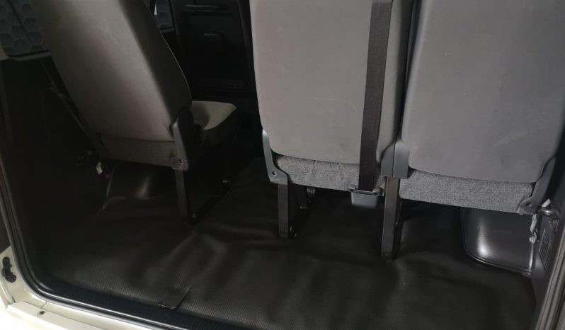 
								Toyota Quantum 2.5 D-4D 10-Seater Bus full									