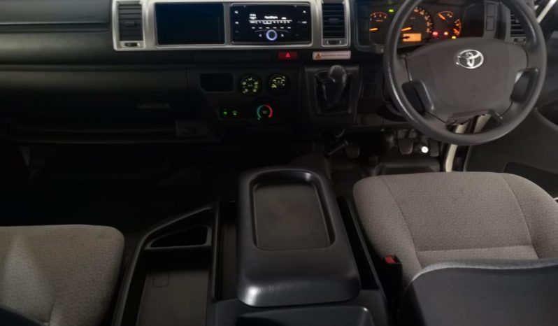 
								Toyota Quantum 2.5 D-4D 10-Seater Bus full									