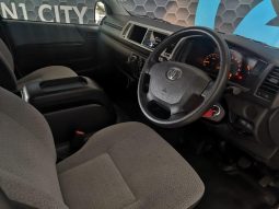 
										Toyota Quantum 2.5 D-4D 10-Seater Bus full									