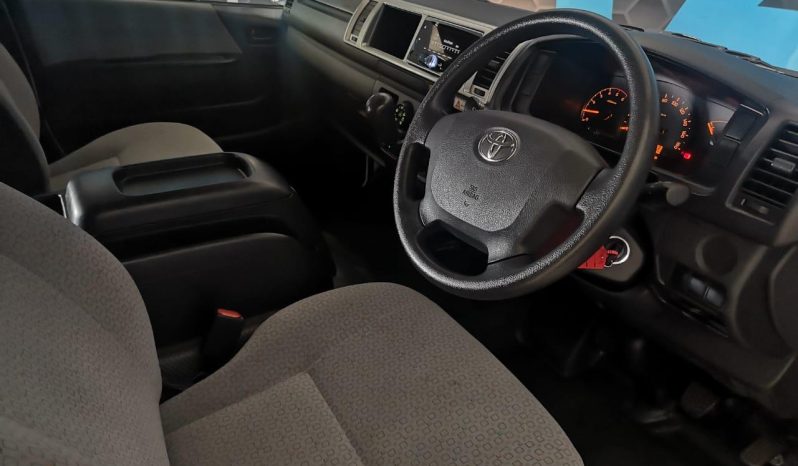 
								Toyota Quantum 2.5 D-4D 10-Seater Bus full									