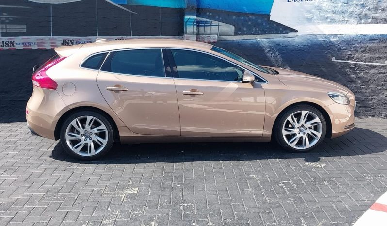 
								Volvo V40 T4 Elite full									