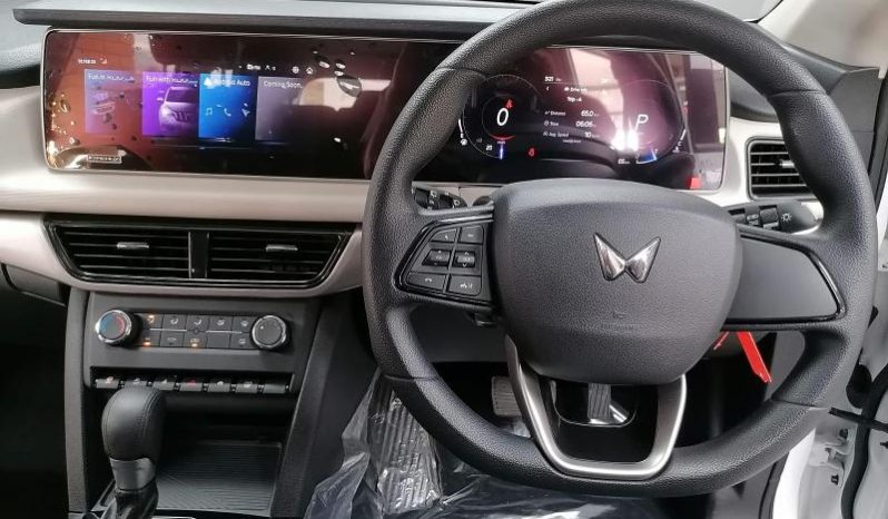 
								Mahindra Xuv 700 Ax5 full									