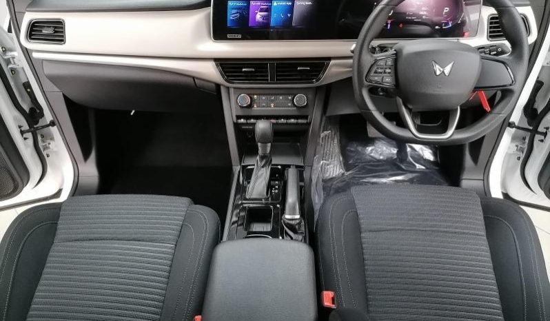 
								Mahindra Xuv 700 Ax5 full									