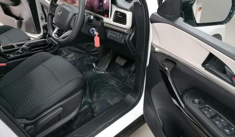 
								Mahindra Xuv 700 Ax5 full									