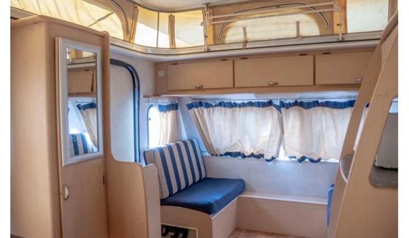 
								Caravan Gypsey Raven full									