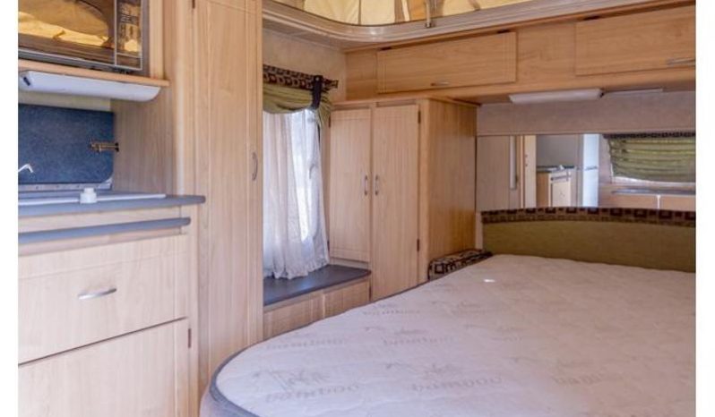 
								Caravan Gypsey Rascal full									