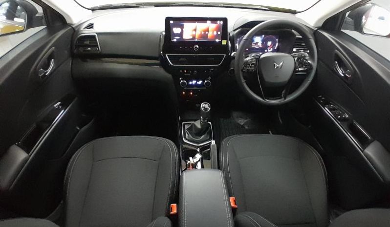 
								Mahindra XUV 3X0 1.2 AX5 MT full									