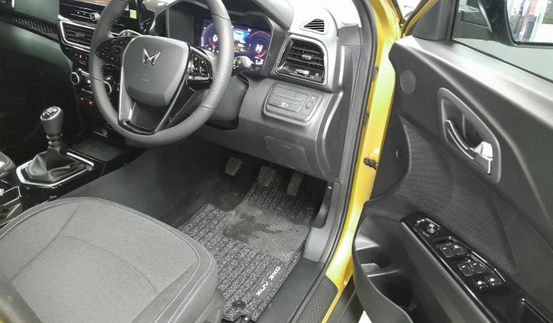 
								Mahindra XUV 3X0 1.2 AX5 MT full									
