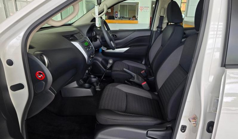 
								Nissan Navara 2.5D Xe D Cab 4X2 full									