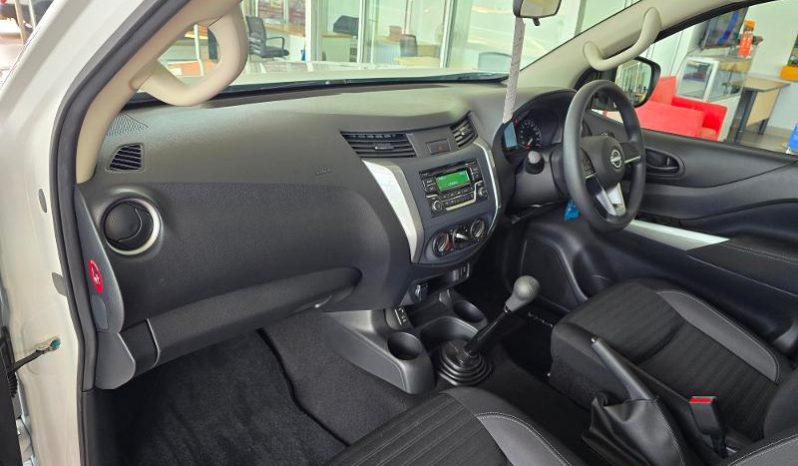
								Nissan Navara 2.5D Xe D Cab 4X2 full									
