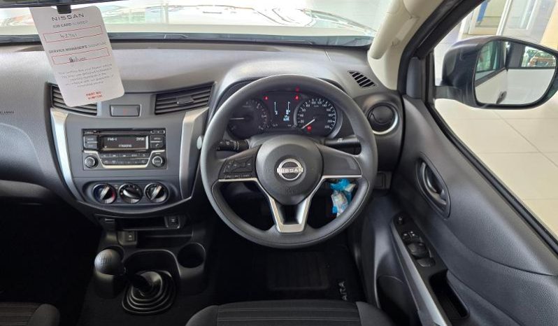 
								Nissan Navara 2.5D Xe D Cab 4X2 full									