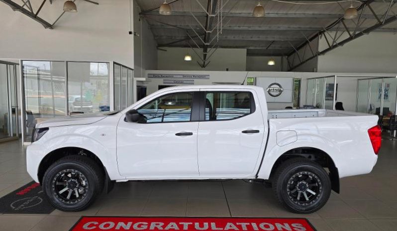 
								Nissan Navara 2.5D Xe D Cab 4X2 full									