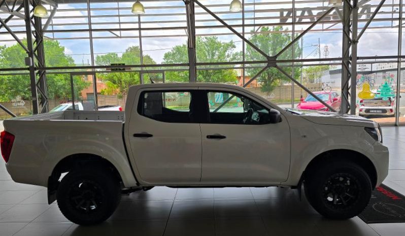 
								Nissan Navara 2.5D Xe D Cab 4X2 full									