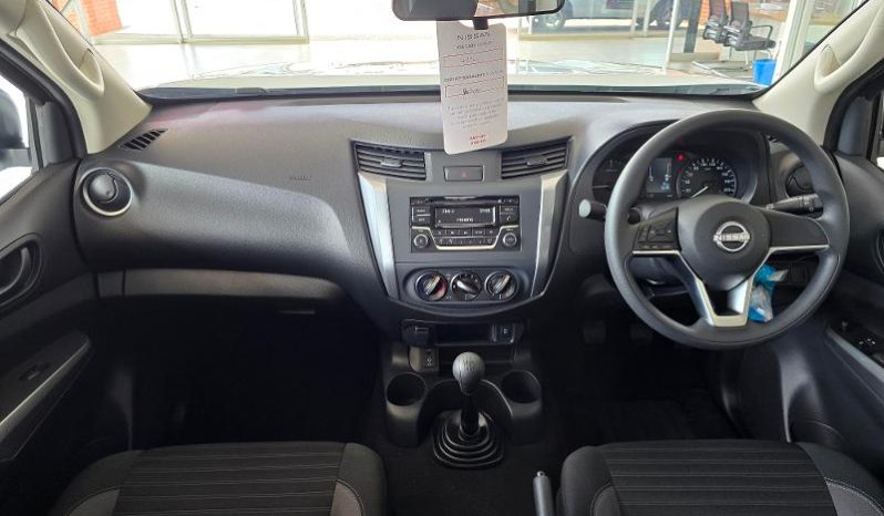 
								Nissan Navara 2.5D Xe D Cab 4X2 full									