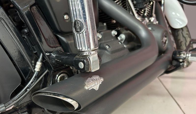 
								Harley Davidson Softail Street Bob 114 full									