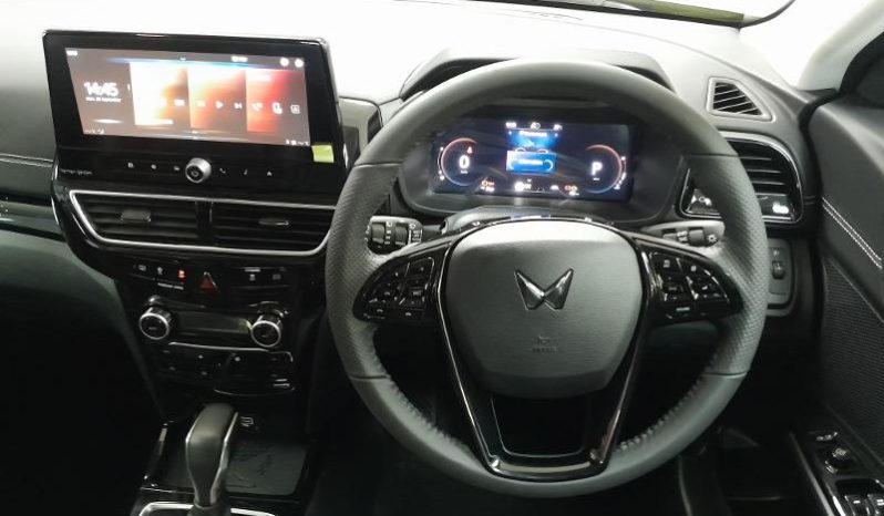 
								Mahindra XUV 3X0 1.2 AX7L AT full									