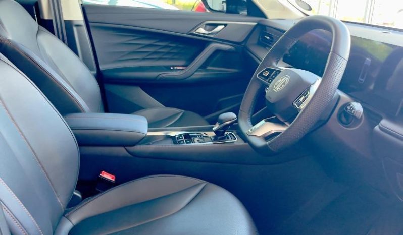 
								MG Hs 1.5T Luxury At full									