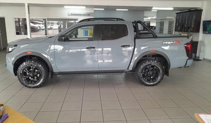 
								Nissan Navara 2.5D Pro-4X D Cab 4X4 At full									