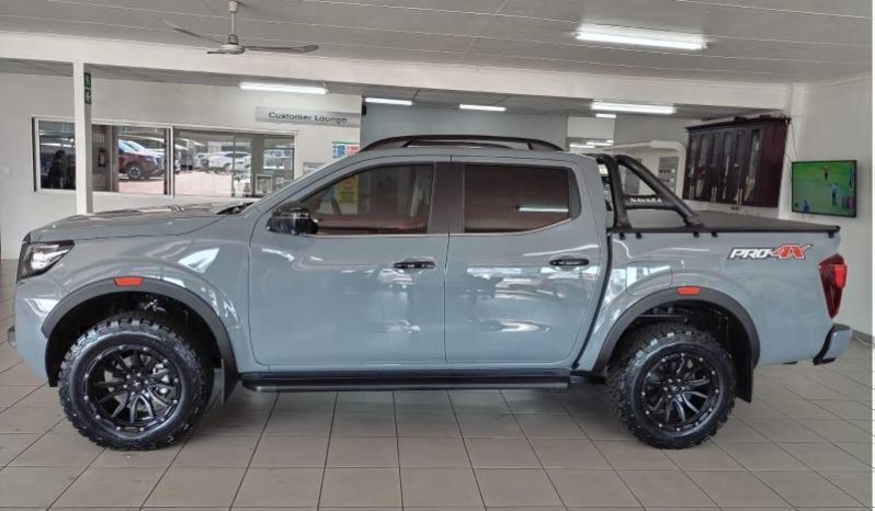 
								Nissan Navara 2.5D Pro-4X D Cab 4X4 At full									