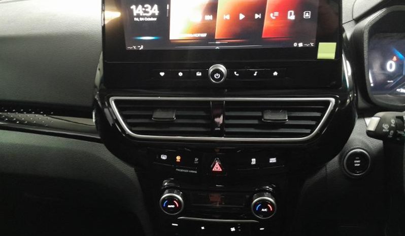 
								Mahindra XUV 3X0 1.2 AX5 MT full									