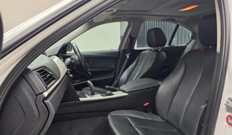 
								BMW 3 Series Sedan 316i Steptronic full									