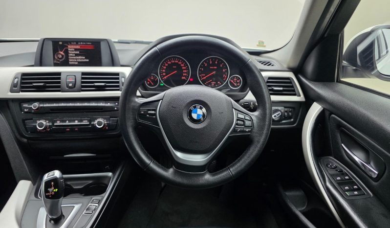 
								BMW 3 Series Sedan 316i Steptronic full									