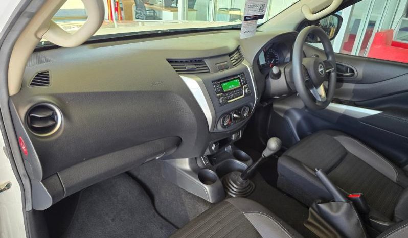 
								Nissan Navara 2.5D Xe D Cab 4X2 full									
