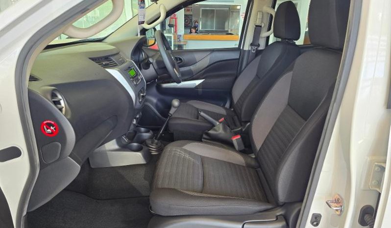 
								Nissan Navara 2.5D Xe D Cab 4X2 full									