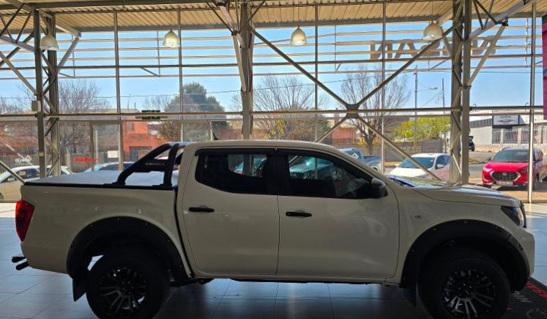 
								Nissan Navara 2.5D Xe D Cab 4X2 full									