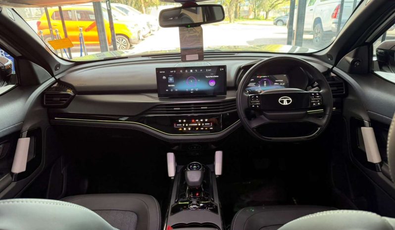 
								TATA HARRIER HARRIER 2.0TD FEARLESS + A/T full									