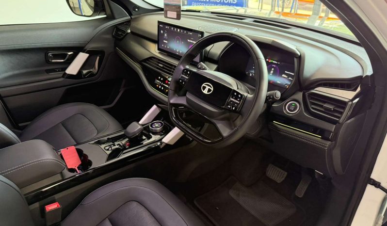 
								TATA HARRIER HARRIER 2.0TD FEARLESS + A/T full									