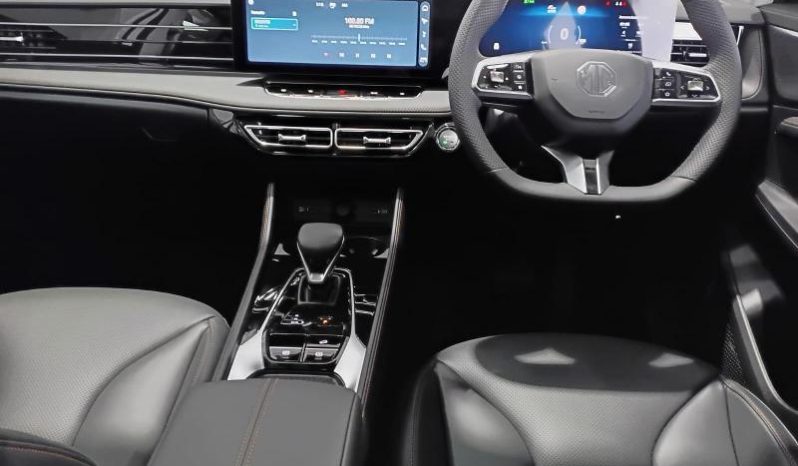 
								MG Hs 1.5T Luxury At full									