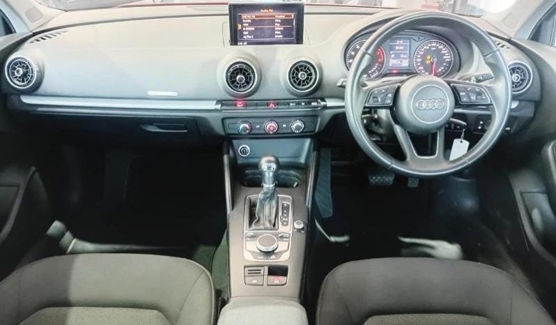 
								Audi A3 Sedan Pi 40 Tfsi S-Tronic full									