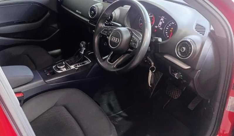 
								Audi A3 Sedan Pi 40 Tfsi S-Tronic full									