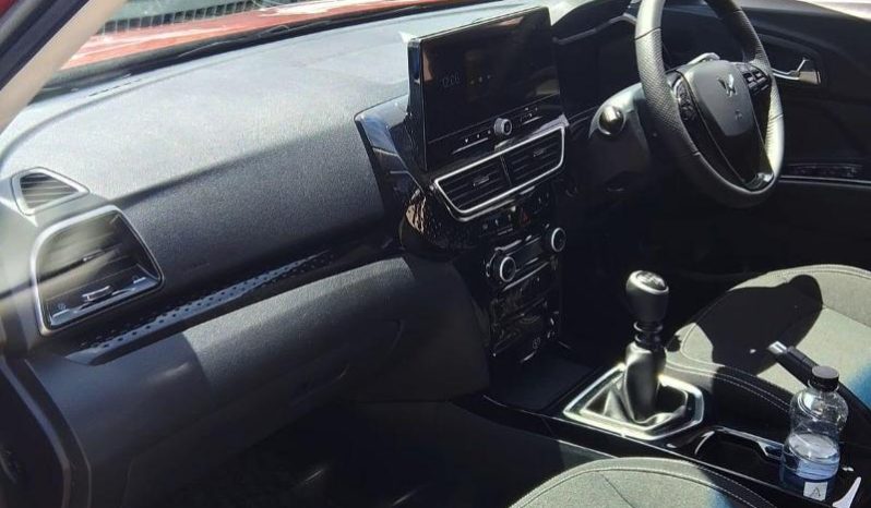
								Mahindra XUV 3X0 1.2 AX5 MT full									
