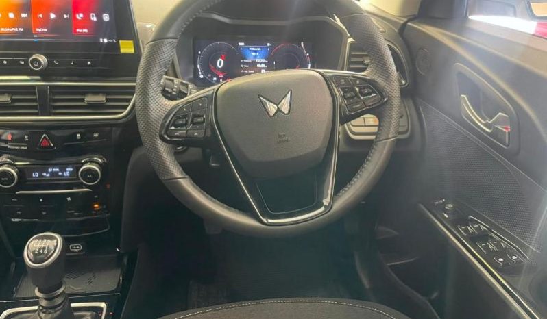 
								Mahindra XUV 3X0 1.2 AX5 MT full									