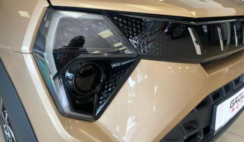 
								Mahindra XUV 3X0 1.2 AX5 MT full									