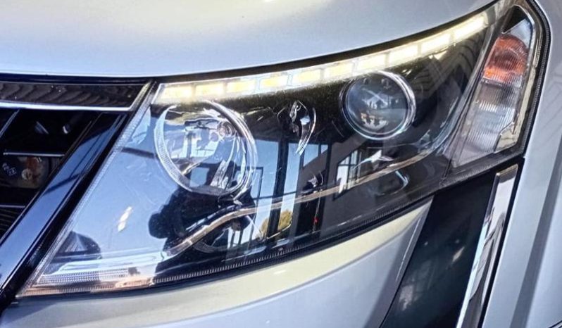 
								Mahindra Xuv500 2.2 Crde Mhawk W8 4X2 At full									