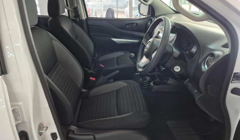 
								Nissan Navara 2.5D Xe D Cab full									