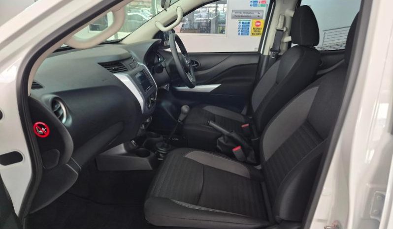 
								Nissan Navara 2.5D Xe D Cab full									