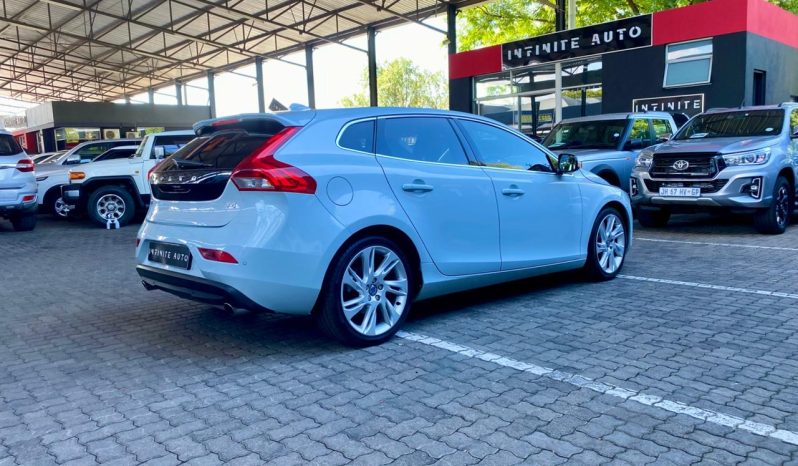 
								Volvo V40 T4 Elite Powershift full									