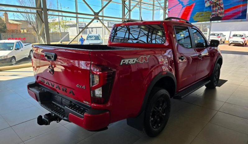 
								Nissan Navara 2.5D Pro-4X D Cab 4X4 At full									
