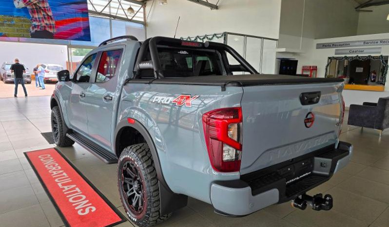 
								Nissan Navara 2.5D Pro-4X D Cab 4X4 At full									